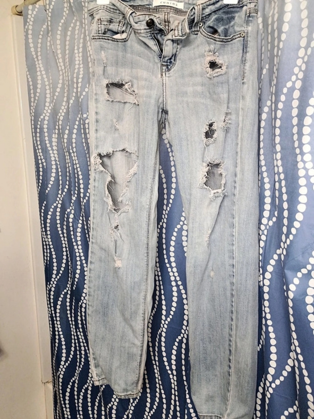 eunina Comfort Skinny Mid Rise Crop Distressed Skinny Jeans in Blue
